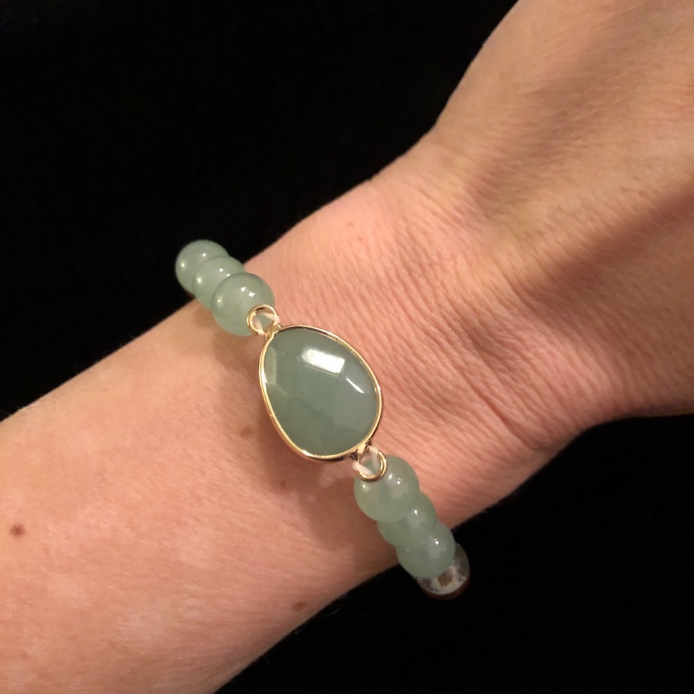 Elegant Green Beaded Bracelet with Gold Accents